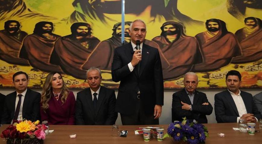 Bakan Ersoy Alevi-Bektaşi dedeleri ve canlarla Hızır Lokmasında buluştu