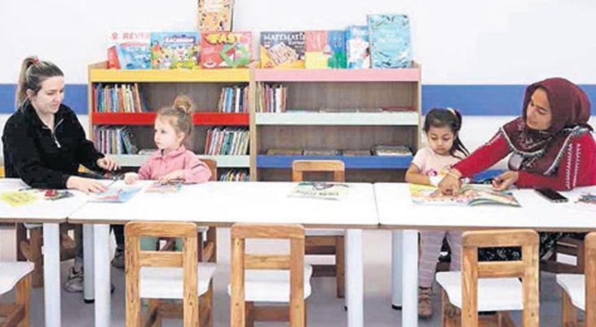 Minik hastalara moral desteği