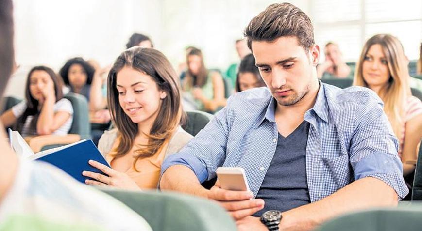 15 dakikada dersten kopuyorlar: Akademide sabır alarmı