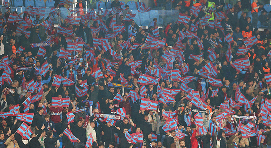 Trabzonspor taraftarından takıma alkış, yönetime tepki