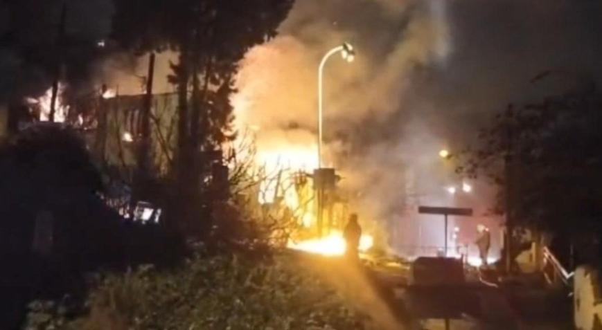 İstanbul - Üsküdarda 2 katlı metruk bina alev alev yandı