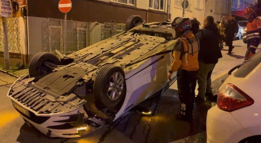 İstanbul - Üsküdarda park halindeki 3 araca çarpan otomobil, takla attı: 1 yaralı