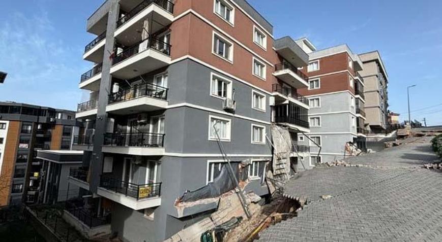 Sağanak sonrası kabus İzmir’de istinat duvarı duvarının çöktüğü sokakta çalışmalar sürüyor: 151 kişi tahliye edildi