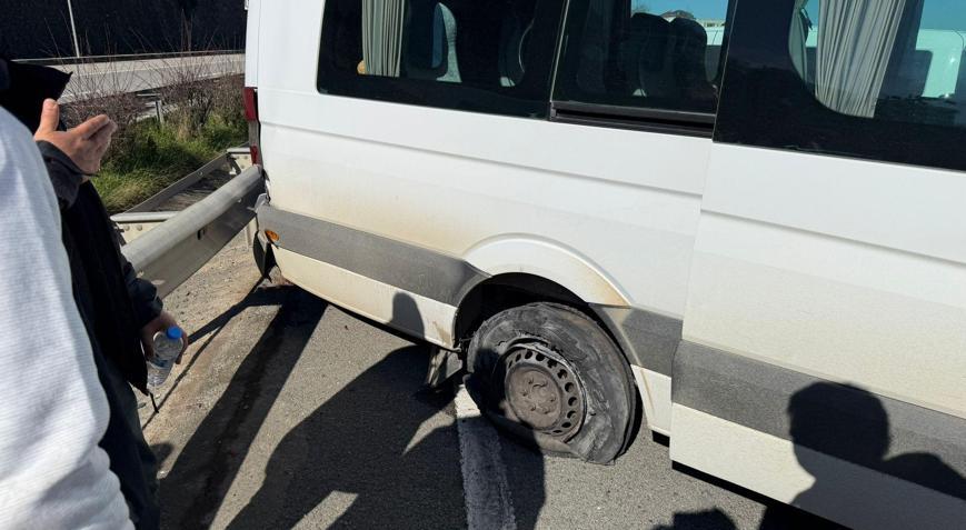 Taraftarların bulunduğu minibüsün lastiği patladı, araç refüje çarptı