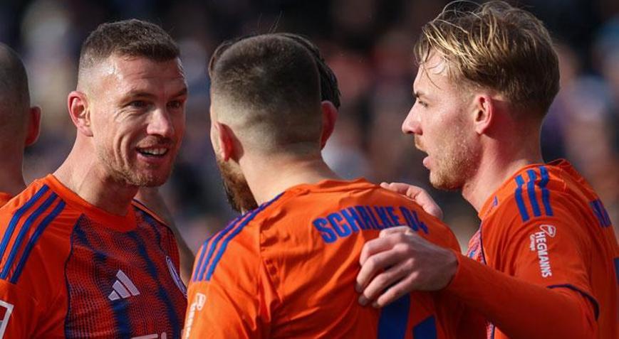 Eski Fenerbahçeli Edin Dzeko maça damga vurdu Schalke 04 liderliğini sürdürdü