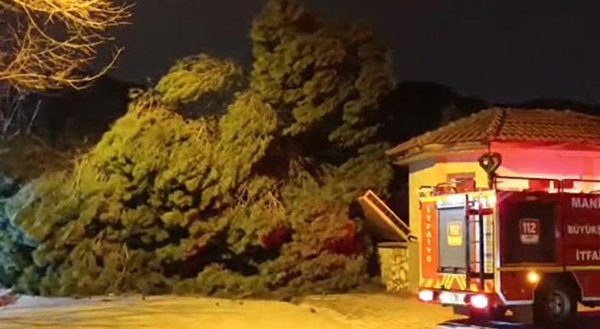 Meteoroloji uyarmıştı Manisa’da kuvvetli fırtına hayatı olumsuz etkiledi