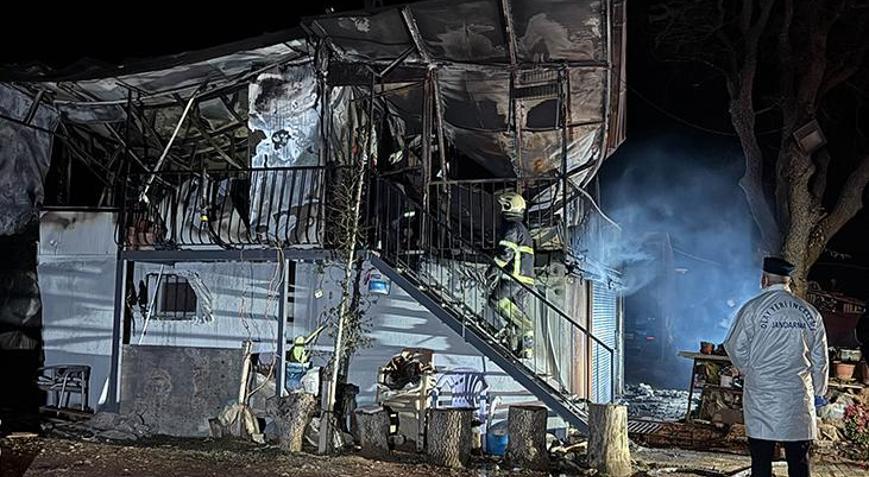 Uşakta korkunç olay Prefabrik evde çıkan yangında karı koca öldü