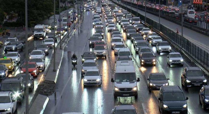 İstanbul’da trafik kilitlendi: Anadolu Yakası’nda yoğunluk yüzde 90’a ulaştı