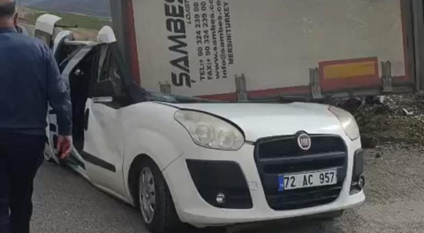 Batmanda TIRın dorsesi, radar aracının üzerine devrildi 1 jandarma personeli yaralandı