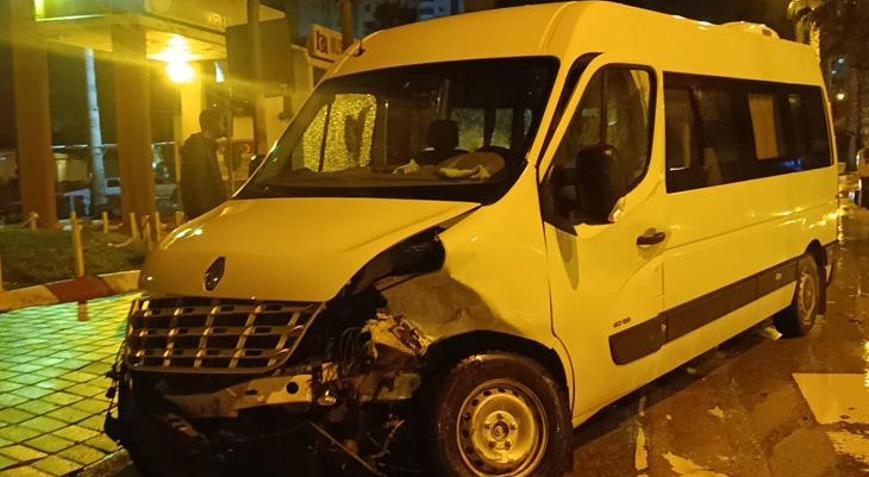 Adanada otomobil ile minibüs çarpıştı 3 kişi yaralandı