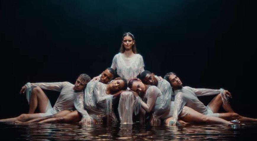 Beren Saat müzik dünyasına hızlı giriş yaptı CapitaliZoo’ trendleri salladı