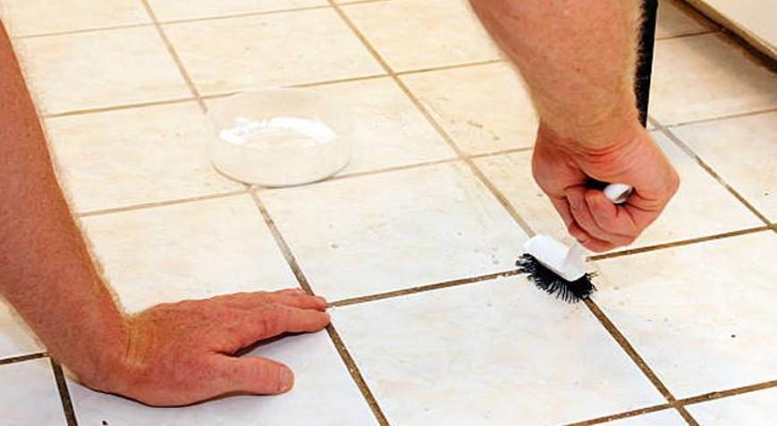 Fayans aralarındaki inatçı kirleri saniyeler içinde söken yöntem Püf noktası uzun süre bekletmek