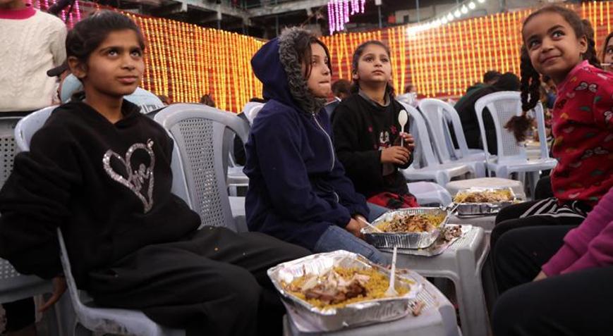 Gazzedeki Filistinliler, İsrail bombalarının sesleri olmadan ilk iftarını açtı Gazzedeki Filistinliler, İsrail bombalarının sesleri olmadan ilk iftarını açtı