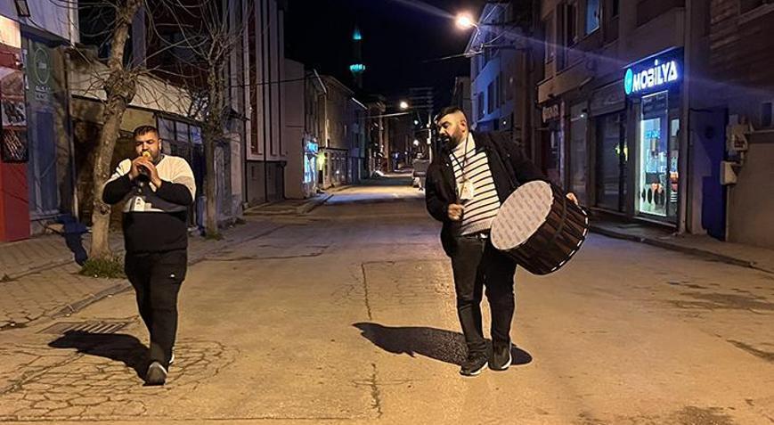 Eskişehirde ramazan davulcularının sahur mesaisi başladı
