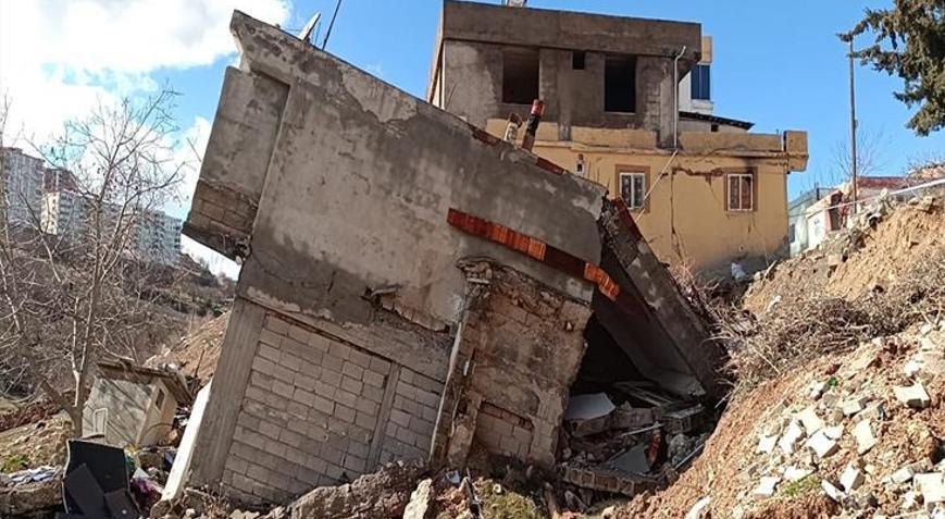 Adıyamanda 2 katlı bina büyük bir gürültü ile çöktü