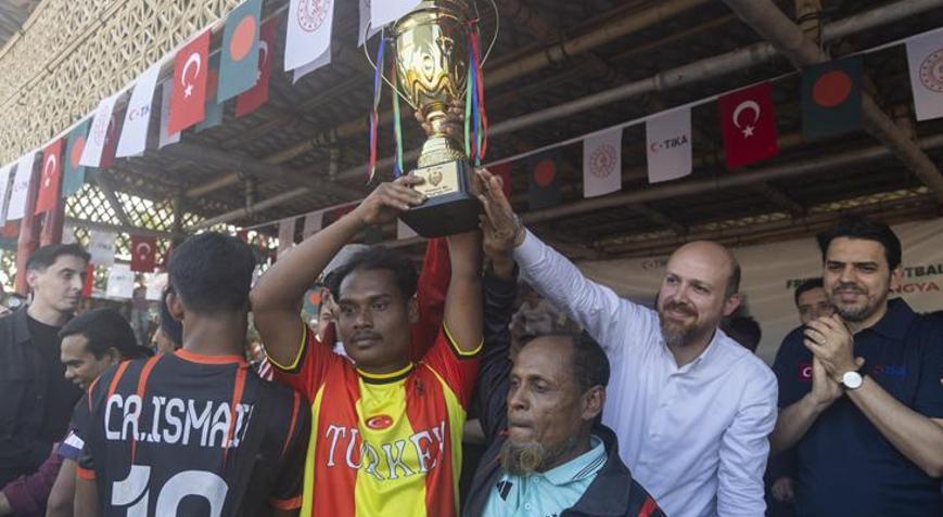 Bilal Erdoğan ile TİKA Başkanı Eren, Bangladeşte Arakan mülteci kampını ziyaret etti