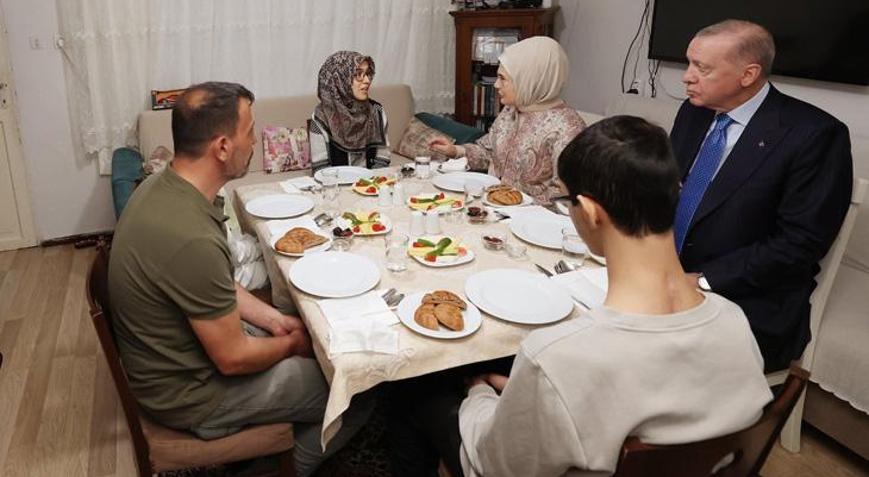 Emine Erdoğandan iftar sofrasına konuk oldukları Kayacık ailesine teşekkür paylaşımı