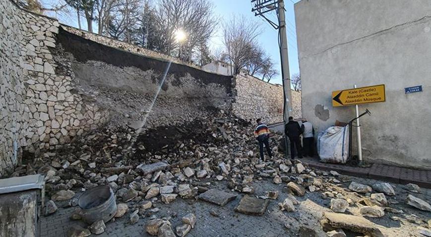 Niğde Kalesinin istinat duvarı çöktü