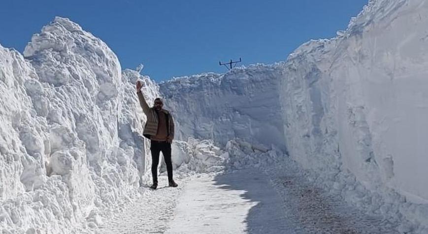 Karlıova’da mezra yollarında yol açma çalışmaları sürüyor