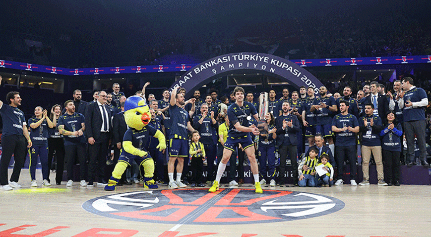 Türkiye Kupasında Beşiktaşı yenen Fenerbahçe Beko şampiyon oldu Melih Mahmutoğlundan Tarık Biberovice jest