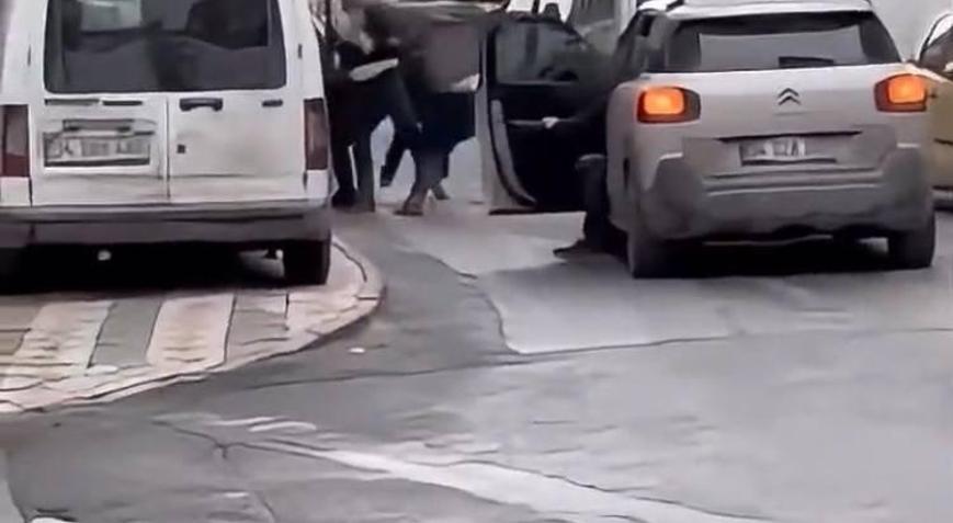 İstanbul - Sultangazi’de davulcuların yumruk yumruğa kavgası kamerada