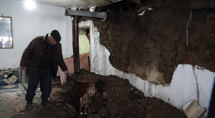 Yüksekovada yağışta evi yıkılan aileye destek