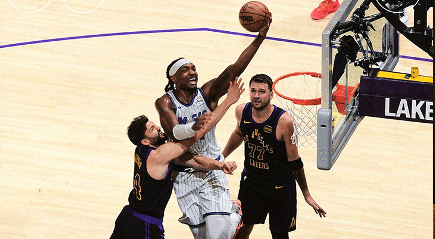 NBAde Orlando Magic, Los Angeles Lakersı 1 sayı farkla geçti