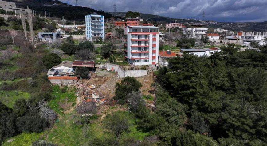 Bornova’da perde beton çöktü, apartman tahliye edildi Vatandaş araçta yaşıyor