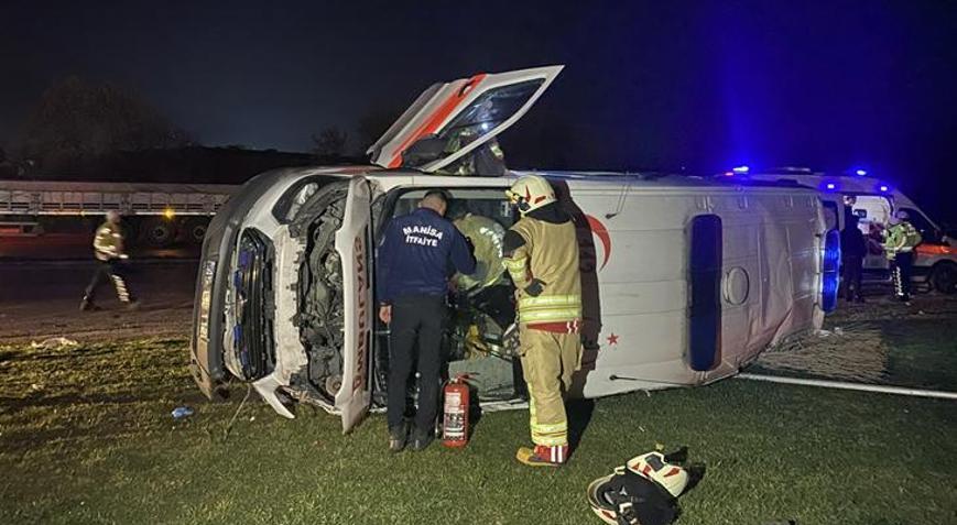 Manisa’da feci kaza Otomobille çarpışan ambulans devrildi: 5 yaralı