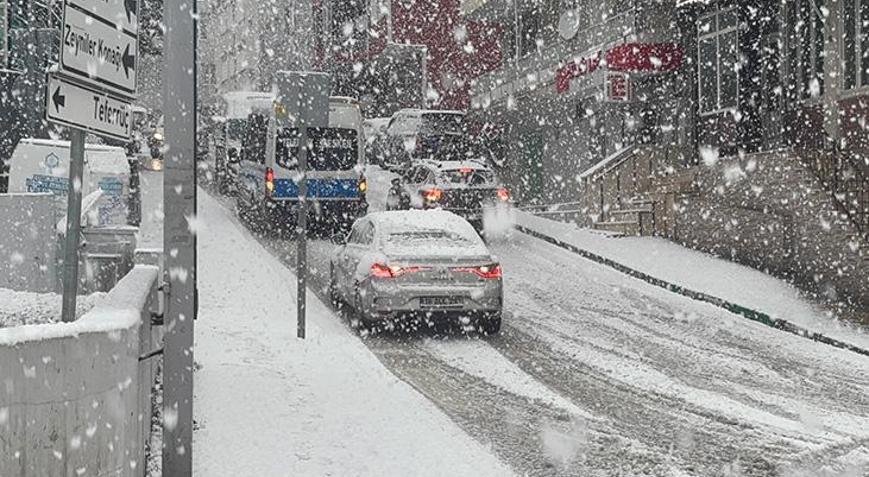 Bursada kar yağışı Araçlar yollada kaldı