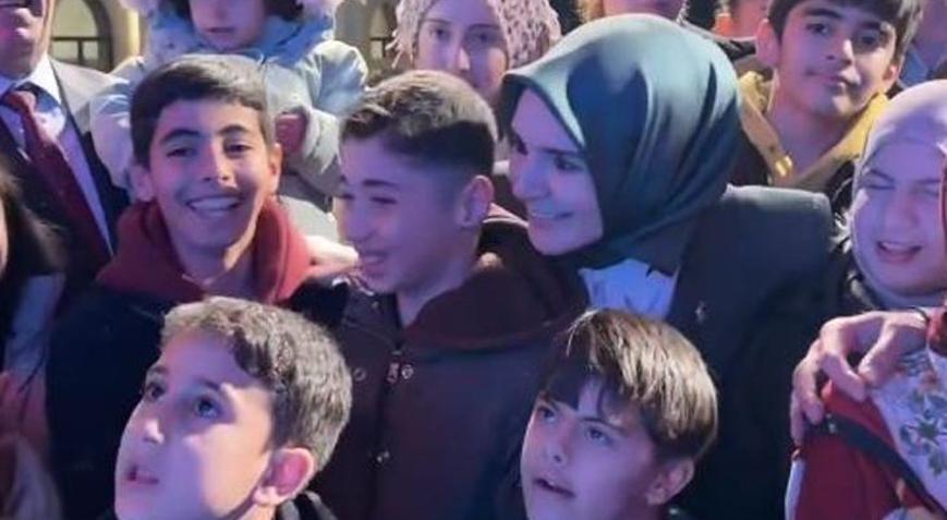 Bakan Göktaş, çocuklarla birlikte Kabede Hacılar ilahisine eşlik etti
