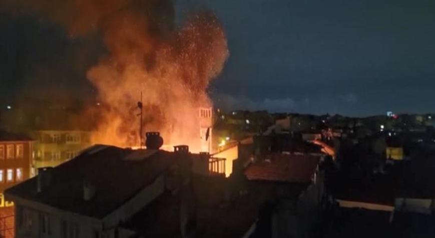 Fatih’te 3 katlı metruk binada yangın çıktı