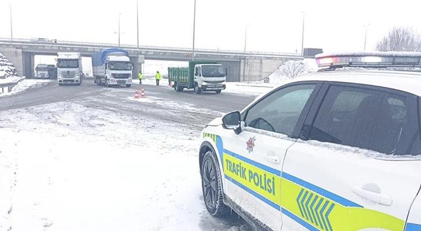 Birçok ilde kar etkili oldu: Yollar kapandı, araçlar bekletiliyor