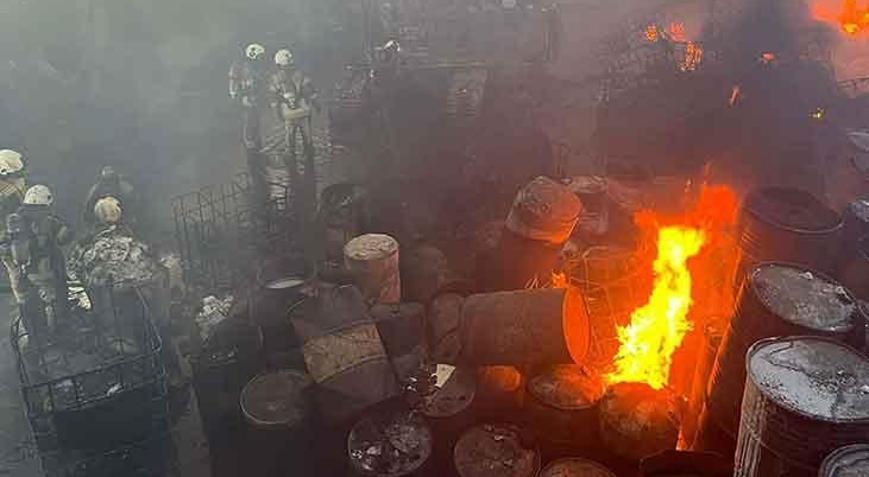 İzmirde geri dönüşüm fabrikasında yangın çıktı Ekipler müdahale ediyor