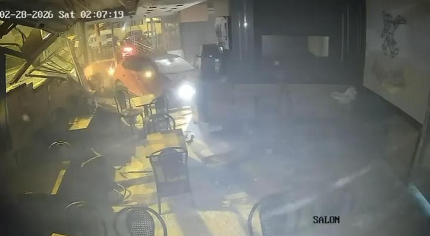 İstanbul - Üsküdarda otomobil börekçiye uçtu