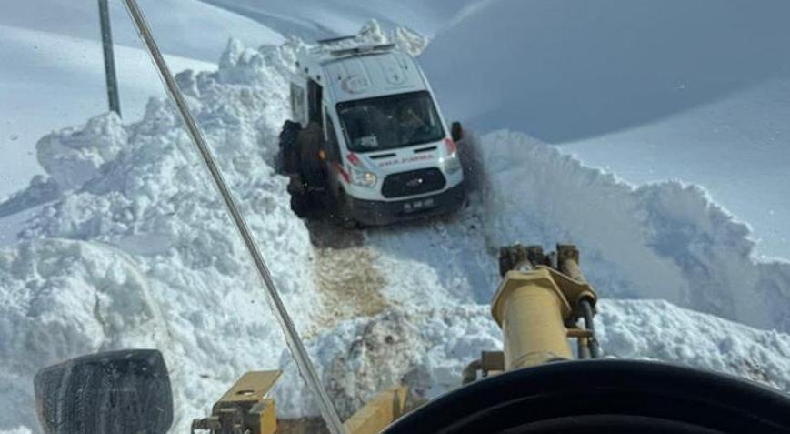 Ağrı’da 2 metreyi bulan karda kurtarma operasyonu