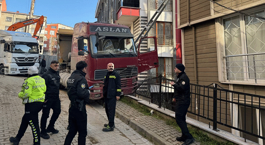 Kağıthane’de Yokuşta tehlikeli anlar Kayan kamyon sürücüsünü bahçeye savurdu
