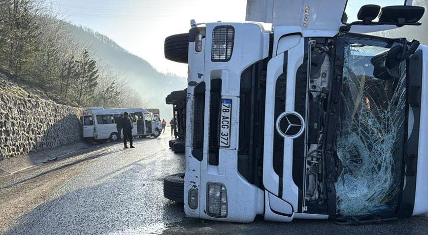 Karayolunda zincirleme kabus Aynı güzergahta peş peşe 3 kaza: 10 yaralı