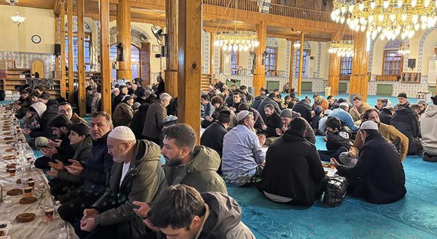 Tarihi camide yıllardır Ümmet İftarı aynı sofrada buluşturuyor