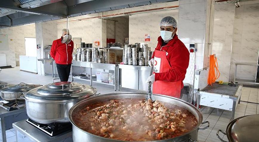 Türk Kızılay, Doğuda yüzlerce aileye iftarda sıcak aş ulaştırıyor