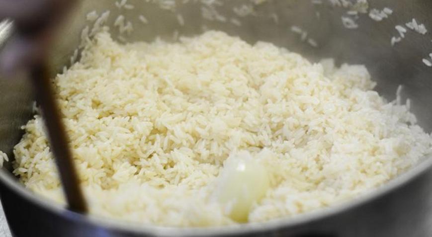 Pilava lezzet katan şeker detayı Pirinç bembeyaz ve tane tane oluyor