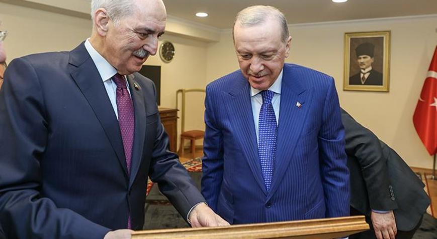 TBMM Başkanı Kurtulmuş, Erdoğana, Sırrı Süreyya Önderle çekilen fotoğrafını takdim etti
