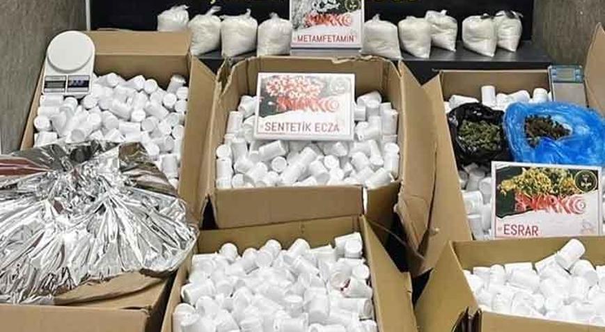 İzmirde torbacılara dağıtılacak 366 bin 400 uyuşturucu hap ele geçirildi