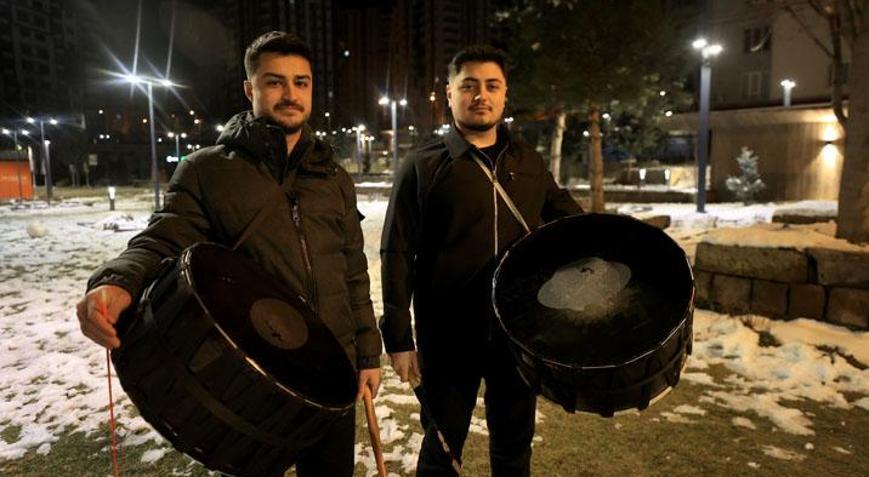 Kayseri’de iki genç sahur davulunu manilerle renklendiriyor