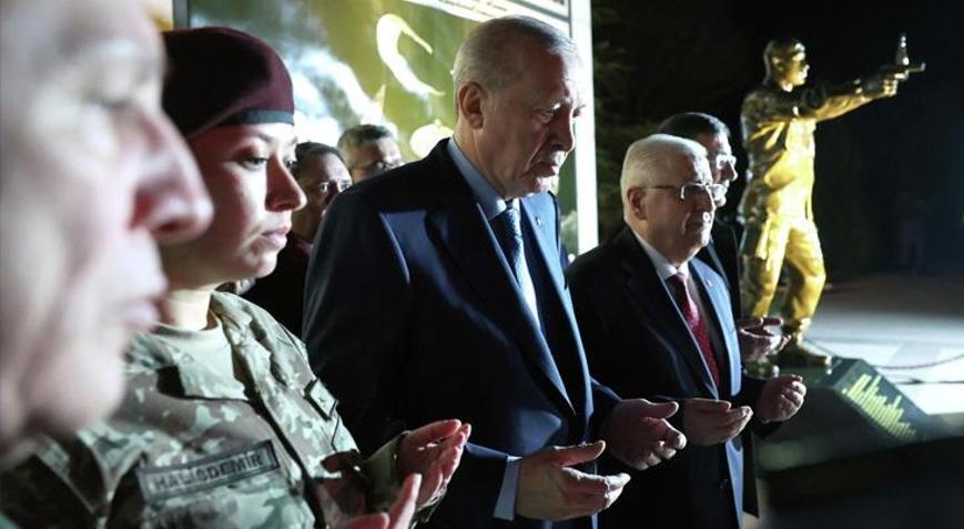 Cumhurbaşkanı Erdoğan, Ömer Halisdemirin anıtı önünde dua etti