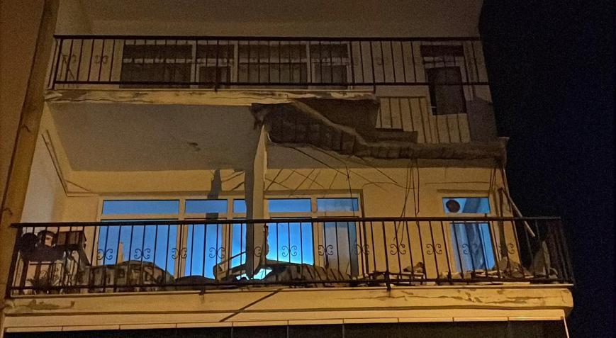 İstanbul -Üsküdar’da balkonu çöken 4 katlı bina tahliye edildi