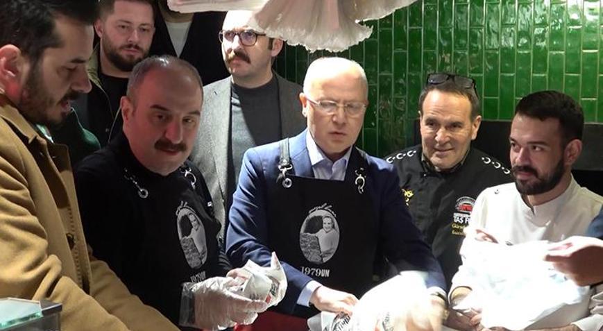 Mustafa Varank, Bursada geleneksel sahur programında vatandaşlarla bir araya geldi