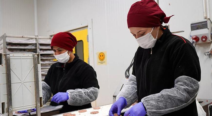 Sanayide kadın gücü; hem üretiyorlar hem de aile ekonomisine katkı sağlıyor
