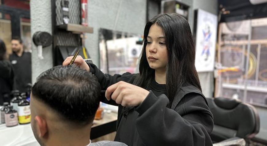 Erkek berberin çırağı Sırma: Müşteriler şaşırıyor