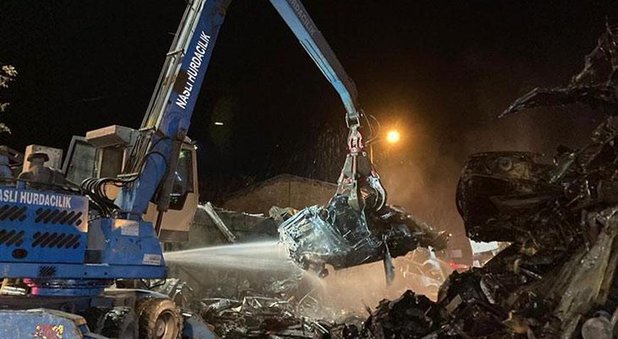 Ankarada 100 hurda araç alev alev yandı